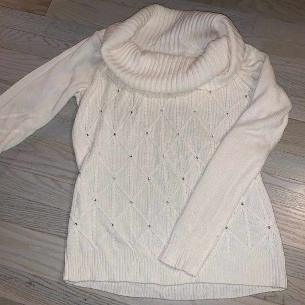 White turtle neck sweater